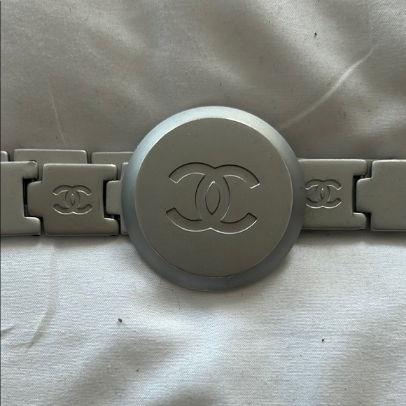 Authentic Chanel Silver adjustable belt with logo on front. Matte silver - Picture 2 of 2